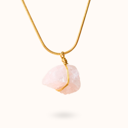 Rozenkwarts ruwe steen ketting goud