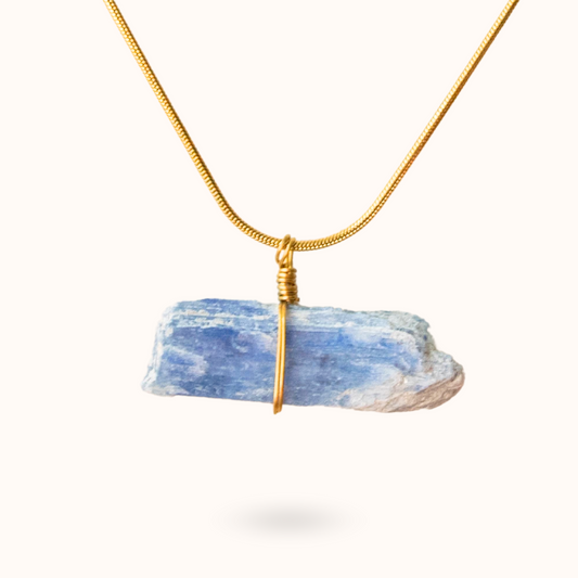 Kyaniet ruwe steen ketting goud