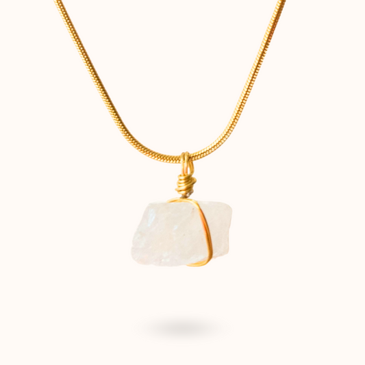 bergkristal ruwe steen ketting goud