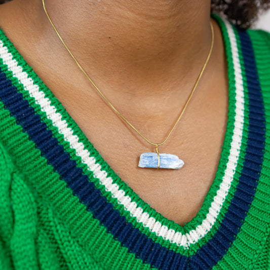 Kyaniet ruwe steen ketting goud