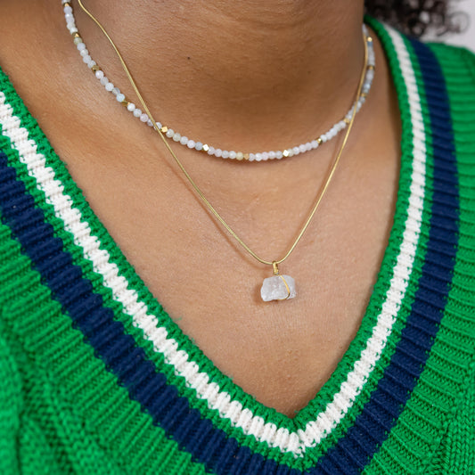 bergkristal ruwe steen ketting goud