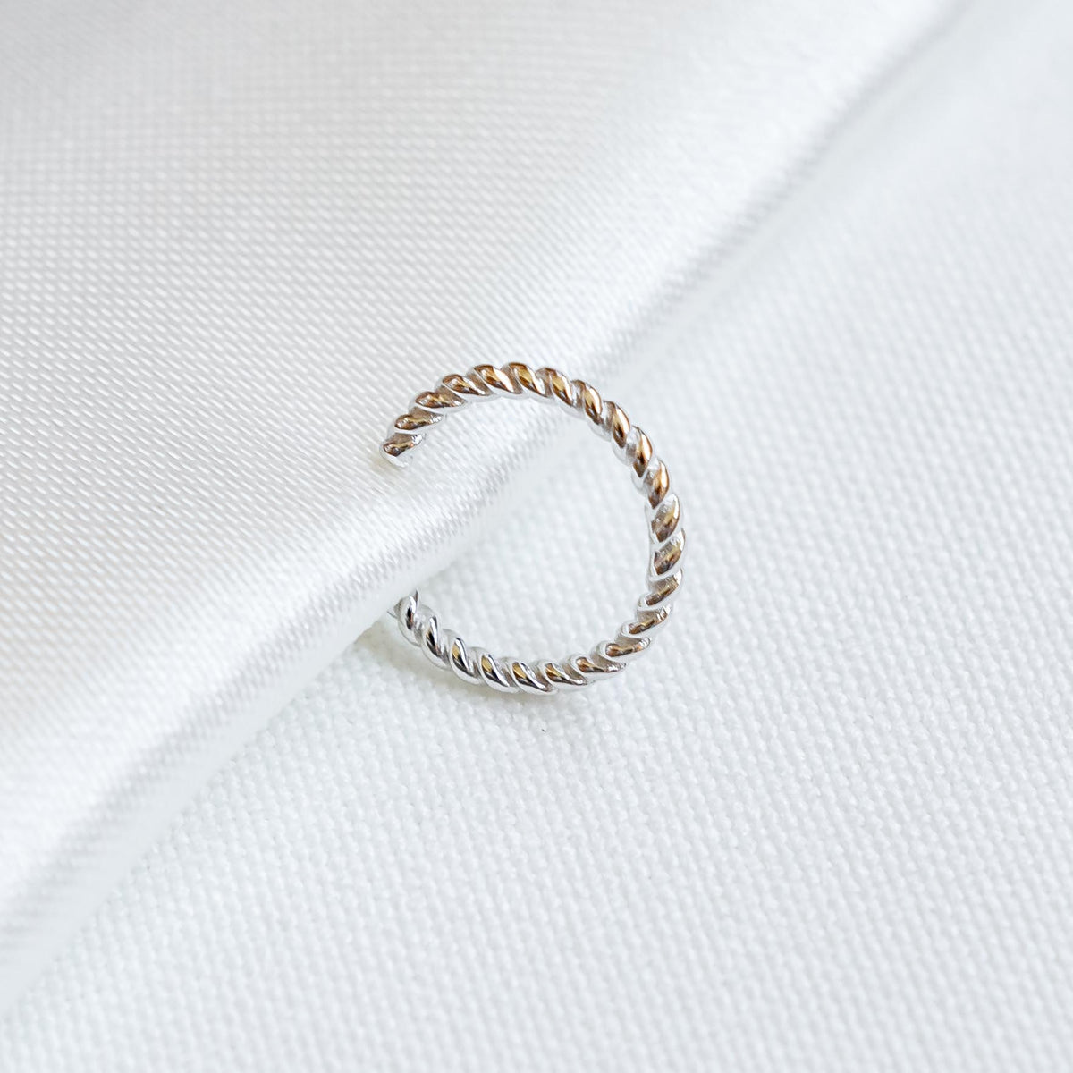 Verdrehter Ohrschmuck